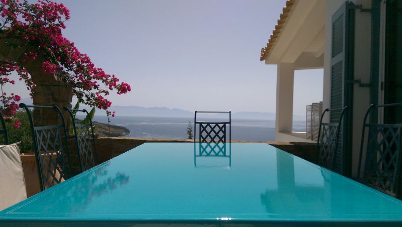 Fabrication sur mesure d'une table bleu en lave émaillée livrée en Grèce