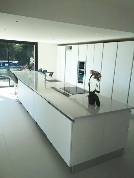 ilot central en pierre de lave émaillée blanc