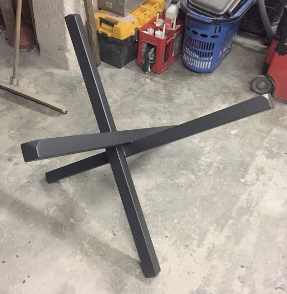 Piètement forme Mikado pour table en lave émaillée pour les Etats Unis