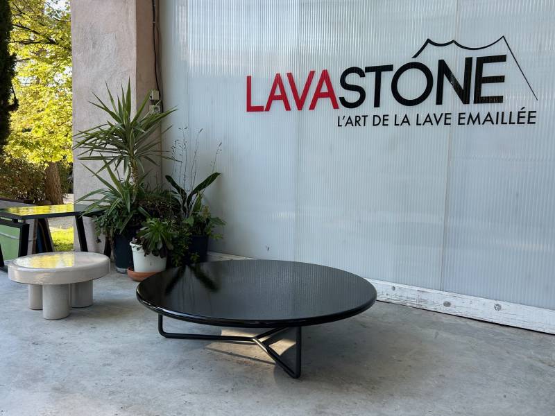 Table basse ronde noir brillant lave émaillée