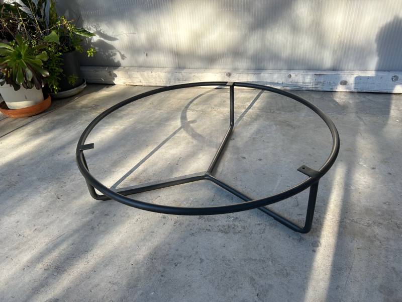 Table basse ronde noir brillant lave émaillée