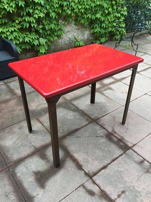 Table en lave émaillée avec pied droit atelier effet rouillé