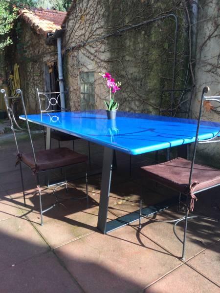 table en lave émaillée avec piètement trapèze