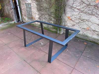 Piètement forme triangle pour table en lave émaillée par Lavastone au Luxembourg