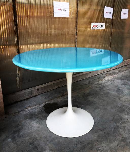 pied tulipe rond et blanc lave émaillée Bleu de Chine