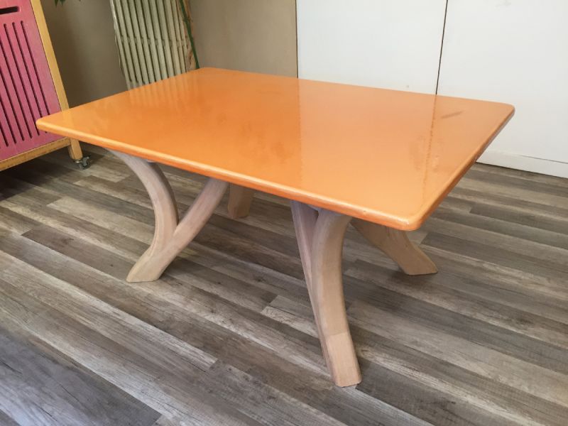 Table avec piètement en bois design en pierre de lave émaillée à Levallois Perret