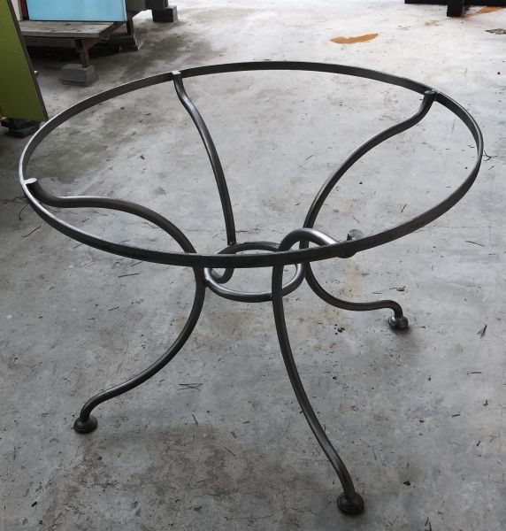 Fabrication de piètement rond 4 pieds pour table en lave émaillée pour le Luxembourg