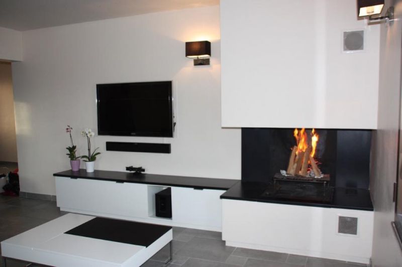 Belle cheminée contemporaine en pierre de lave émaillée noire à Aix en Provence 