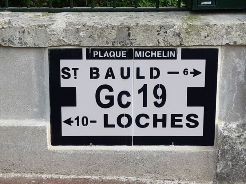PLAQUE MICHELIN en lave émaillée pour la ville de Loches à coté de Tours dans le Centre Val-de-Loire