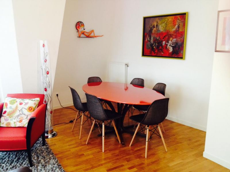 Table ellipse en lave émaillée avec pied central forme Tulipe