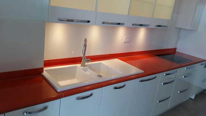 double bac évier en céramique blanc posé par dessus avec égouttoir intégré