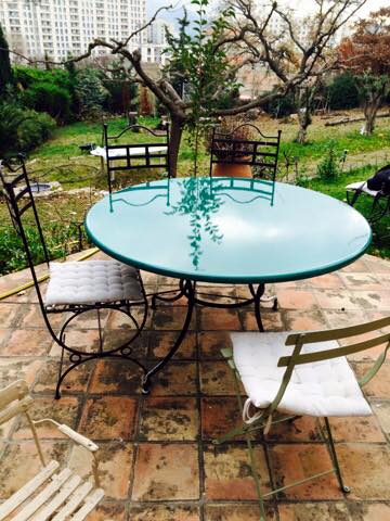 Table ronde en lave émaillée de couleur vert persan par Lavastone à Toulon