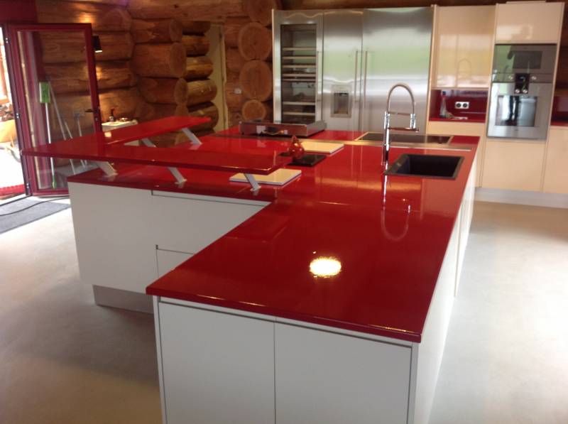 Fabrication et pose des plans de travail rouge en lave émaillée