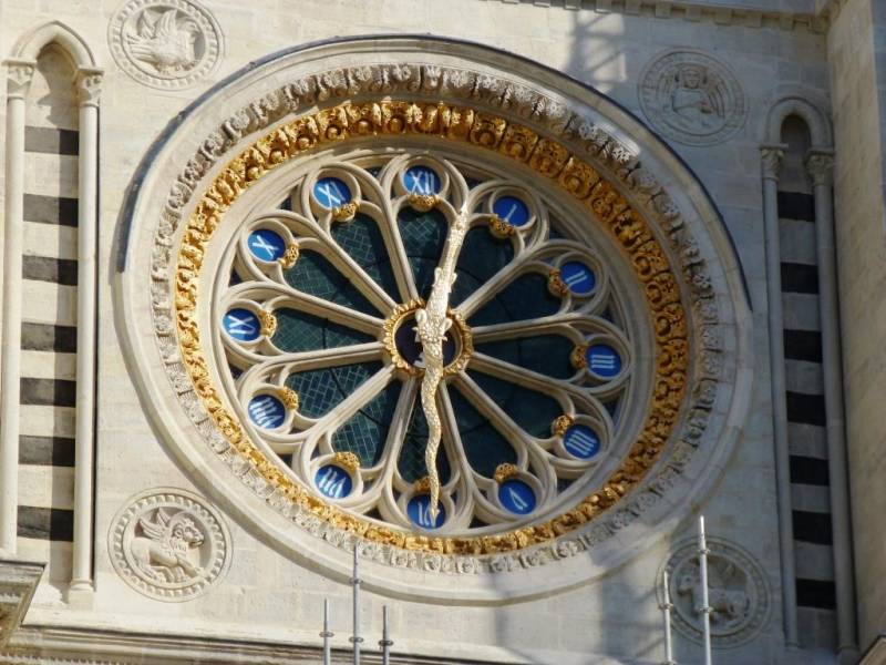 Restauration des cadrans en lave émaillée de l’horloge de la Basilique St Denis au Nord de Paris