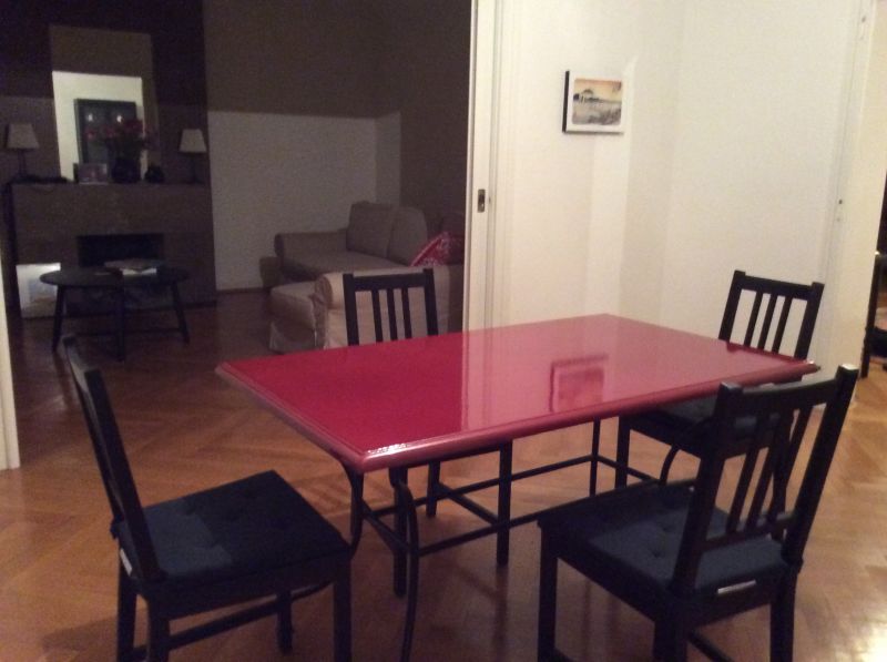 Table en lave émaillée couleur rouge Framboise