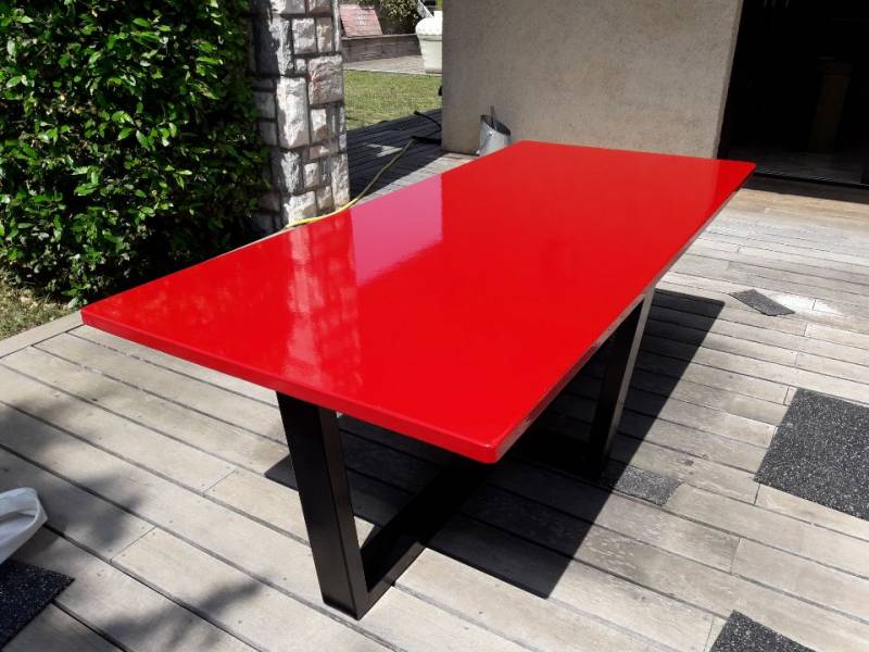 Table en lave émaillée couleur rouge Ferrari