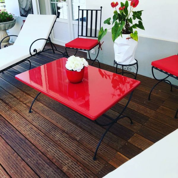 table basse rouge lave émaillée avec pied Tonneau