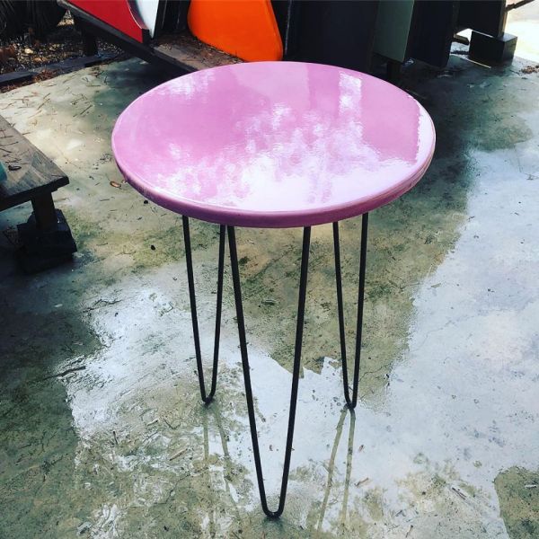 table basse couleur rose en lave émaillée