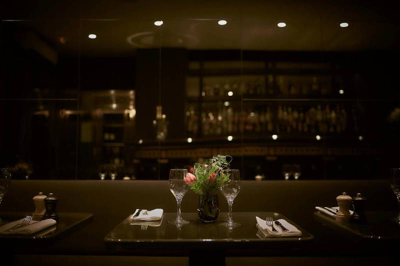 Table ronde en lave émaillée couleur à Paris