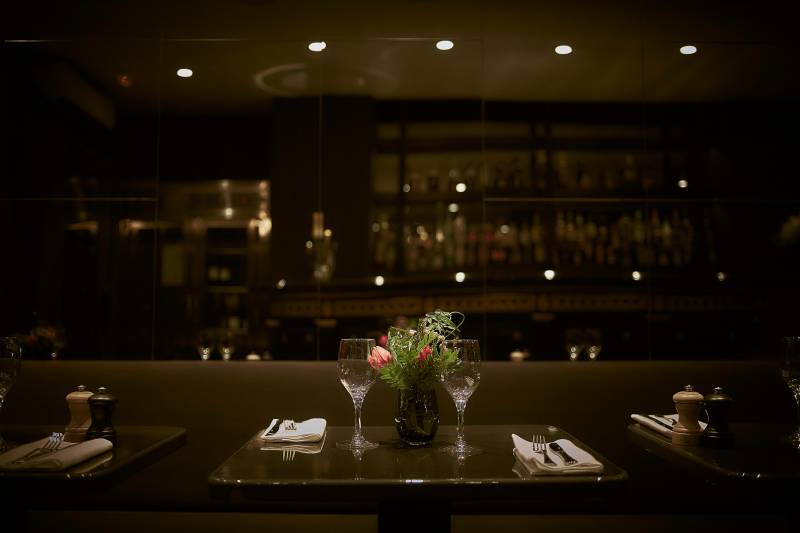 table bistrot en lave émaillée à Paris