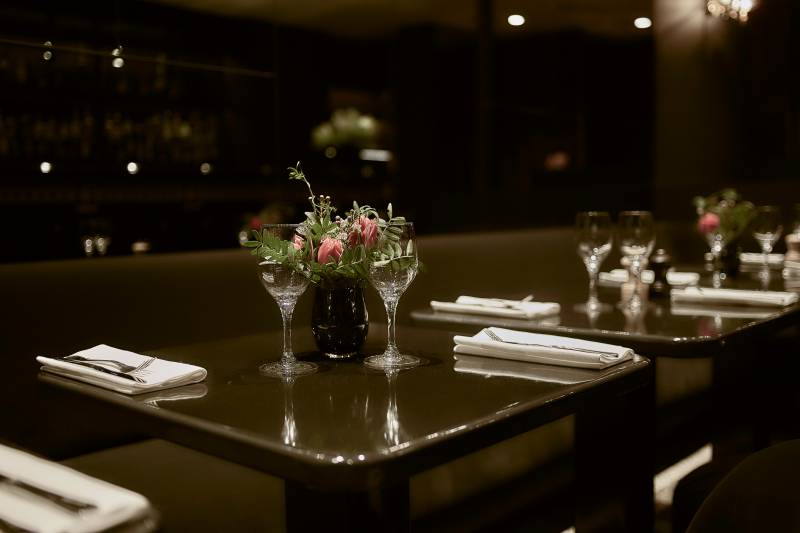 table restaurant en lave émaillée couleur ardoise à Paris