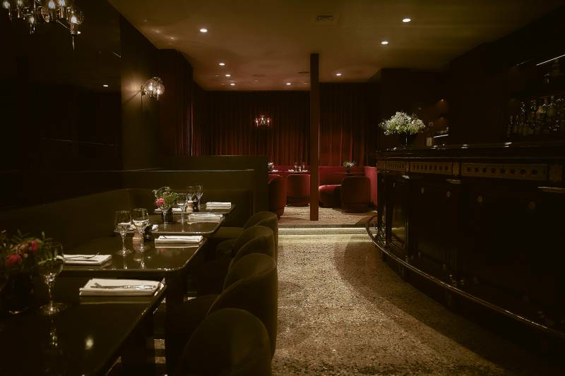 table de restaurant en lave émaillée à Paris