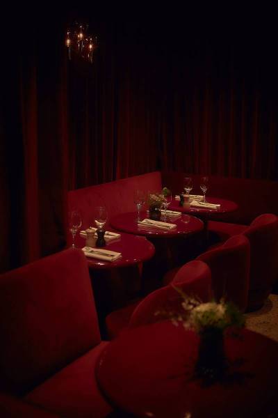 Table ronde en lave émaillée couleur à Paris