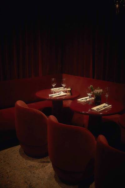 Table ronde en lave émaillée couleur à Paris