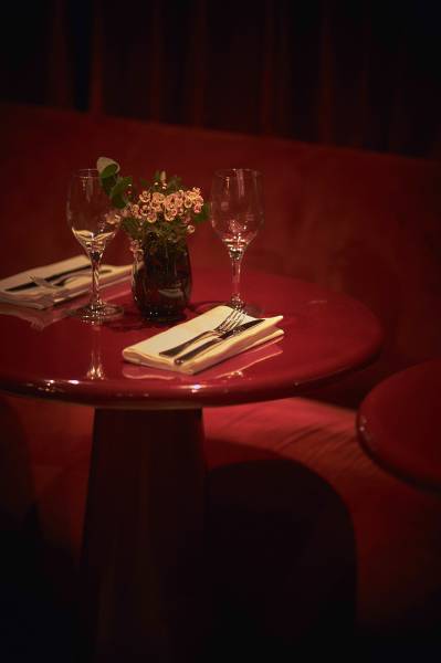 table ronde conique rouge carmin