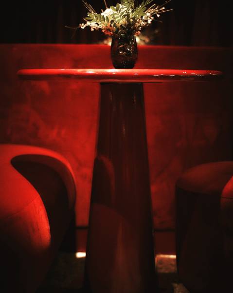 table bistrot en lave émaillée rouge Carmin à Paris