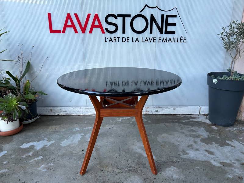 Table ronde en lave émaillée avec pied en bois 