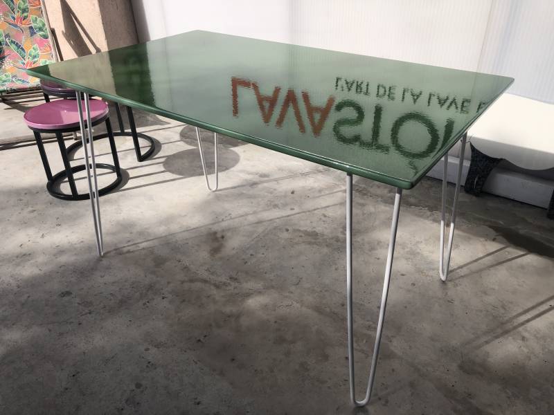 table rectangulaire en lave émaillée avec pieds épingles