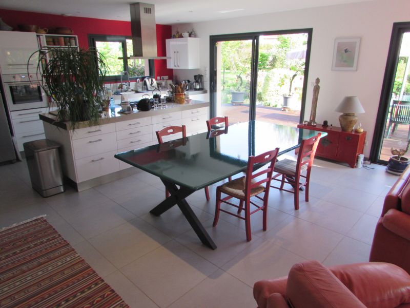 Table en lave émaillé et pied type Rochebobois