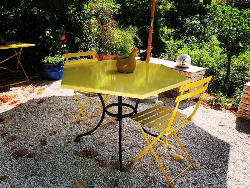 table de jardin en lave émaillée forme hexagonale