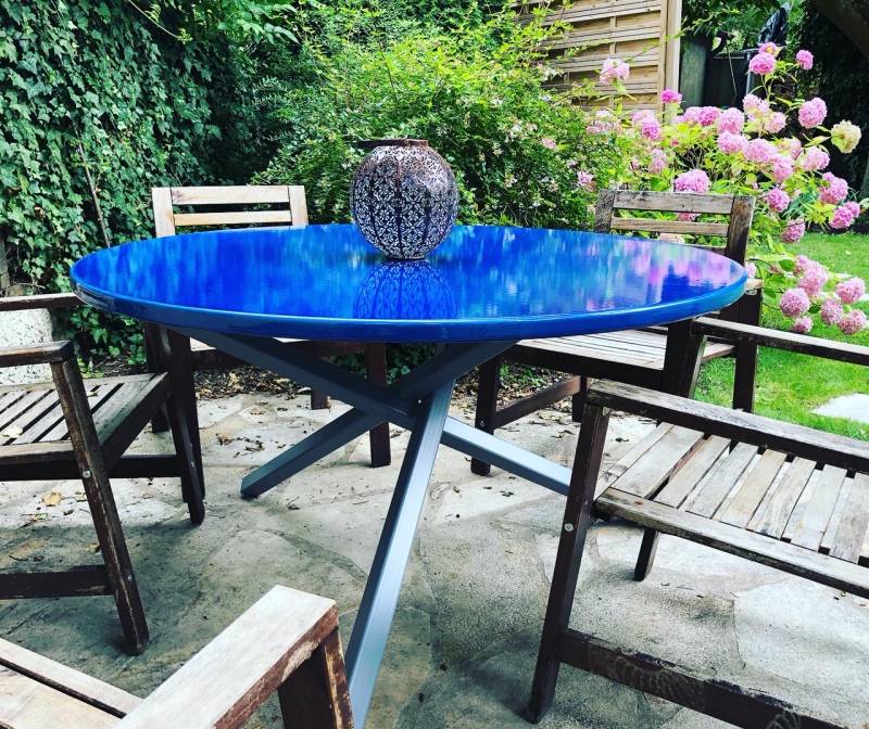 Table ronde avec 3 pieds en métal forme Mikado