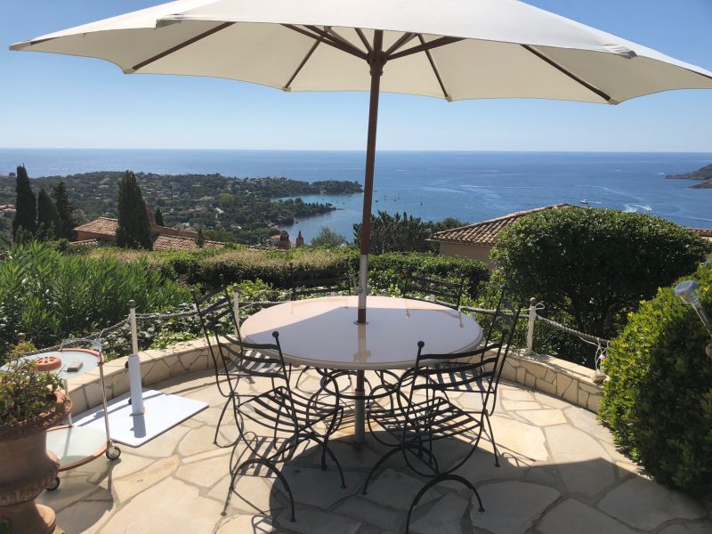 Table lave émaillée ronde terrasse et balcon en Provence