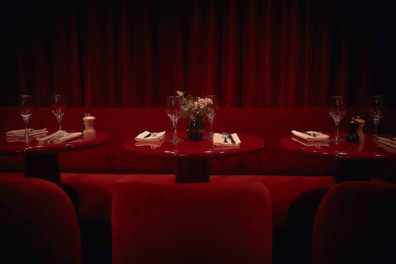 Table ronde en lave émaillée couleur à Paris