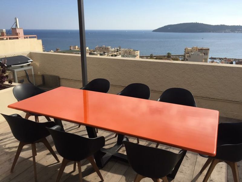 grande table en lave émaillée sur toit terrasse couleur orange Tango à Toulon