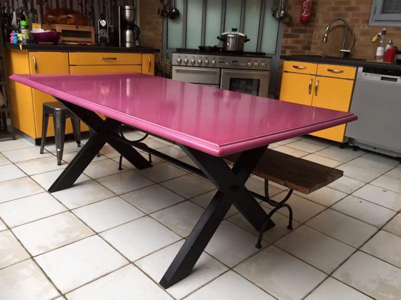 table en lave émaillée couleur Malabar avec pied métal forme X