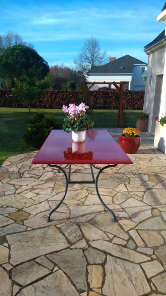 Table en lave émaillée pour 8 personnes avec pied en métal