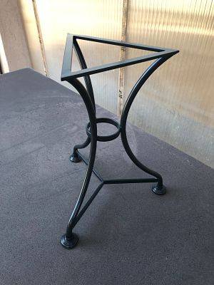 Pied fer forgé tripied pour table en lave émaillée