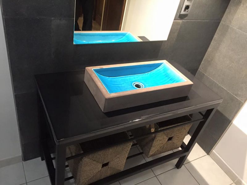 évier creusé dans la masse en lave émailléebleu de chine au Cap Ferré