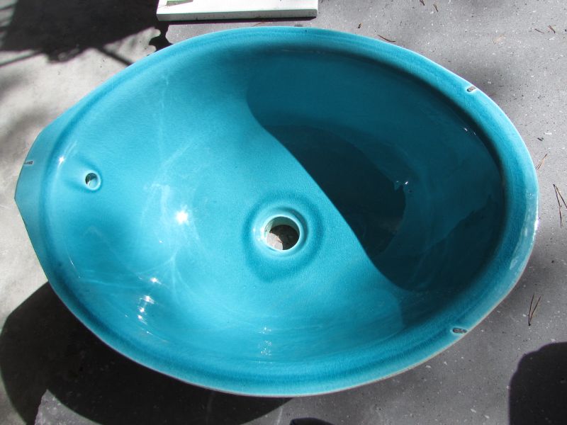 Plan vasque en lave émaillée couleur Bleu de Chine avec vasque en grès ovale émaillée à Saint-Tropez