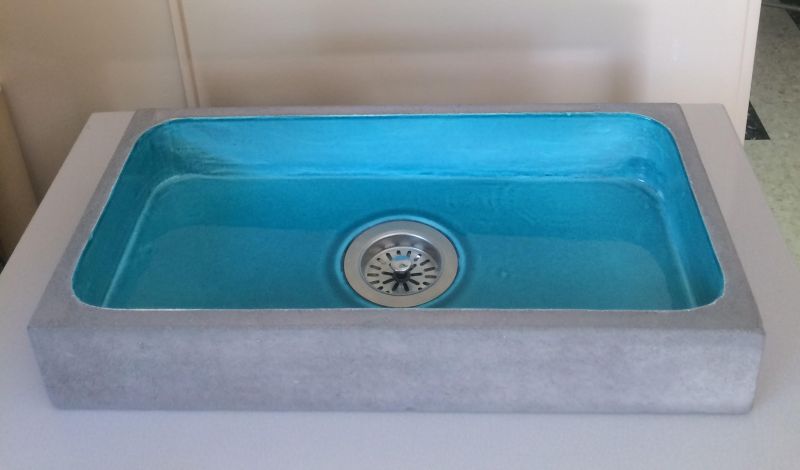 évier en lave émaillée creusé dans la masse bleu de chine au Cap Ferré