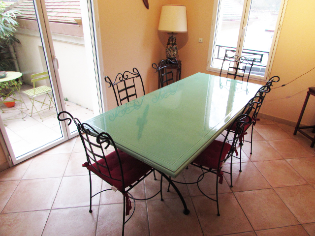 Table en lave émaillée couleur vert de cuivre pour 6 personne à Paris