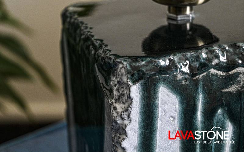 Lampe en pierre de lave émaillée